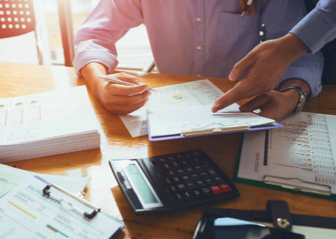The Benefits of Outsourcing Accounts Receivable Services: Improving Efficiency and Reducing Overhead